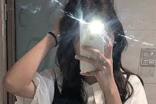 高速赶下车、洗衣服接口水、跪地服务当这些明星的员工太难了！