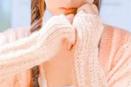 看宋雨琦穿短裙出席活动对长辈90度鞠躬才懂她火都是有原因的